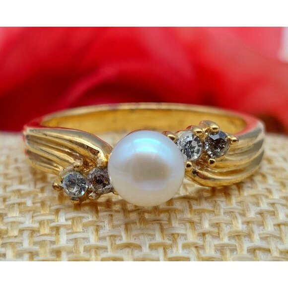Pretty Gold Tone Size 9 Fashion Cocktail Ring Faux Pearl Crystal Accents - Picture 3 of 8